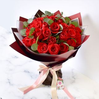 Red roses for Valentine's Day with free delivery Hong Kong
